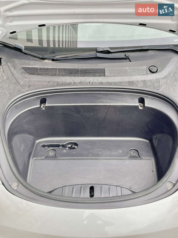 Седан Tesla Model 3 2020 в Івано-Франківську