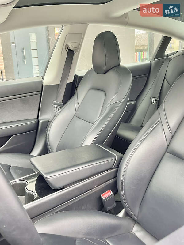 Седан Tesla Model 3 2020 в Івано-Франківську