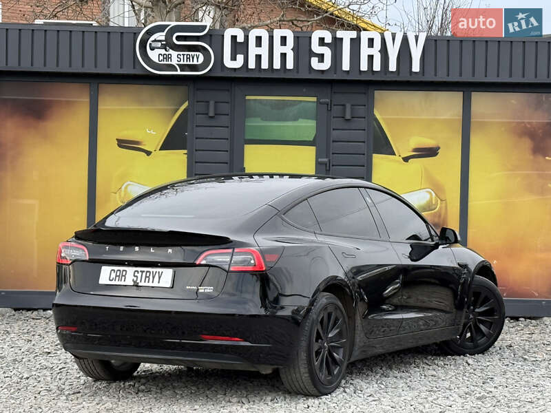 Седан Tesla Model 3 2022 в Стрию