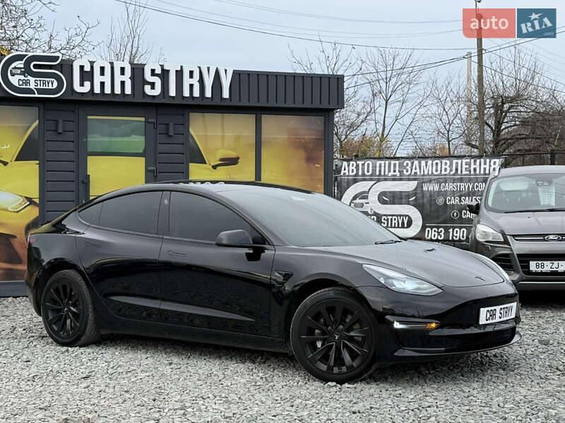 Седан Tesla Model 3 2022 в Стрию