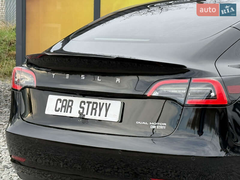 Седан Tesla Model 3 2022 в Стрию