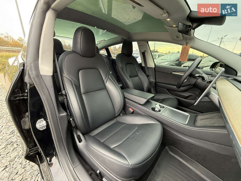 Седан Tesla Model 3 2022 в Стрию