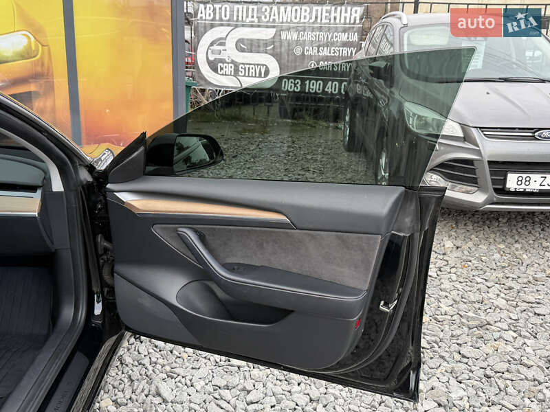 Седан Tesla Model 3 2022 в Стрию