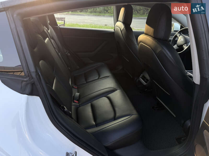 Седан Tesla Model 3 2022 в Луцьку