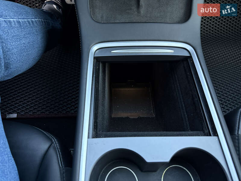 Седан Tesla Model 3 2022 в Луцьку