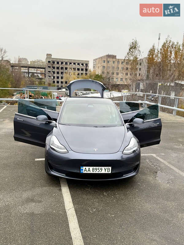 Седан Tesla Model 3 2019 в Киеве