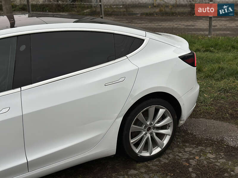 Седан Tesla Model 3 2018 в Ровно