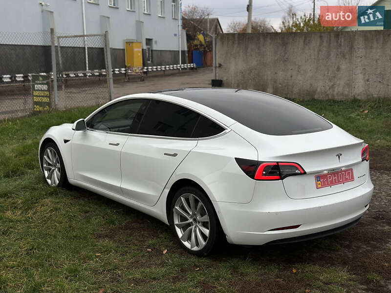 Седан Tesla Model 3 2018 в Ровно