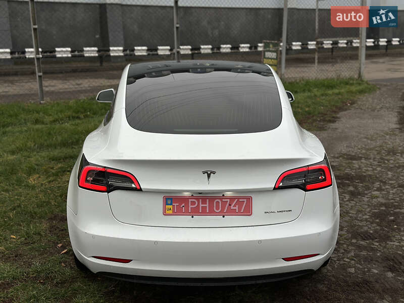 Седан Tesla Model 3 2018 в Ровно