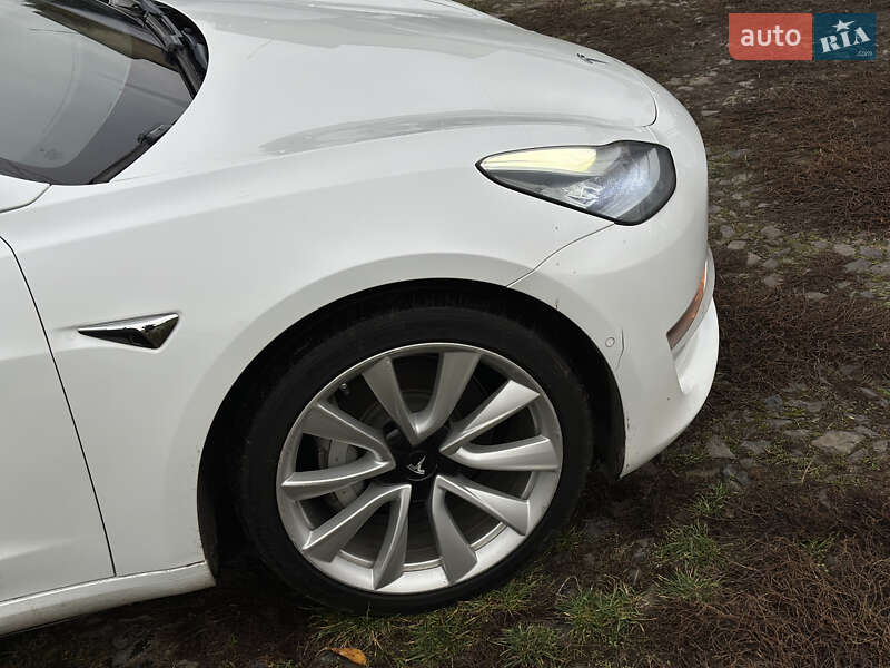 Седан Tesla Model 3 2018 в Ровно