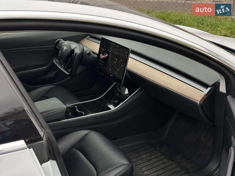 Седан Tesla Model 3 2018 в Ровно