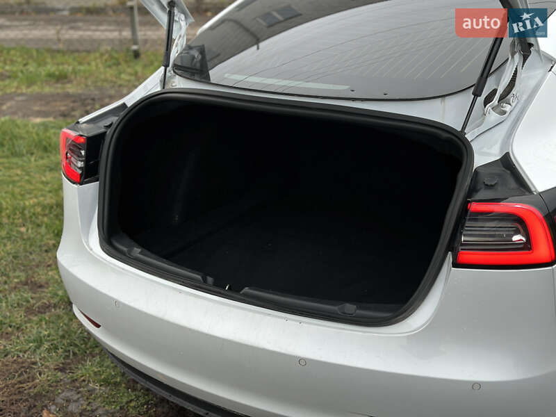 Седан Tesla Model 3 2018 в Ровно