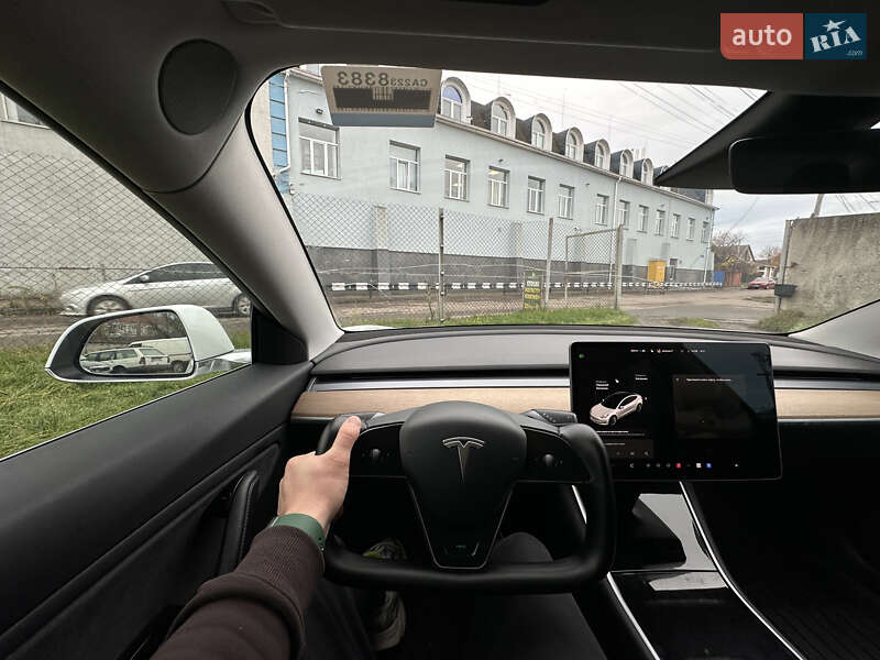 Седан Tesla Model 3 2018 в Ровно