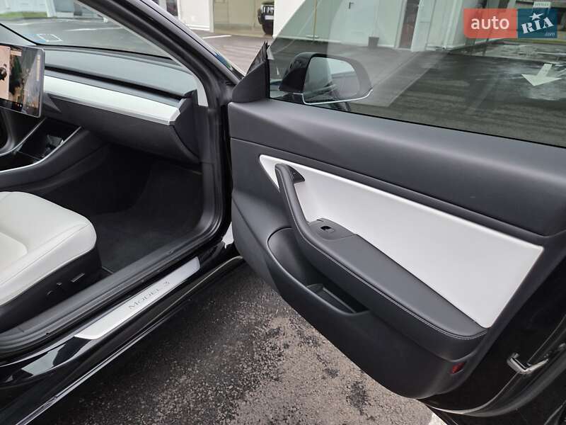 Седан Tesla Model 3 2020 в Києві
