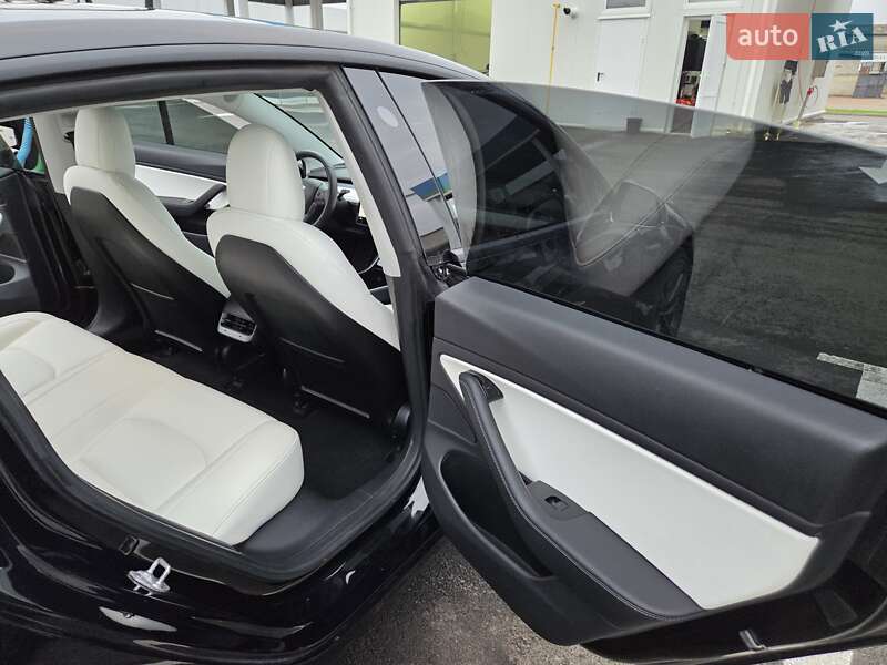 Седан Tesla Model 3 2020 в Києві