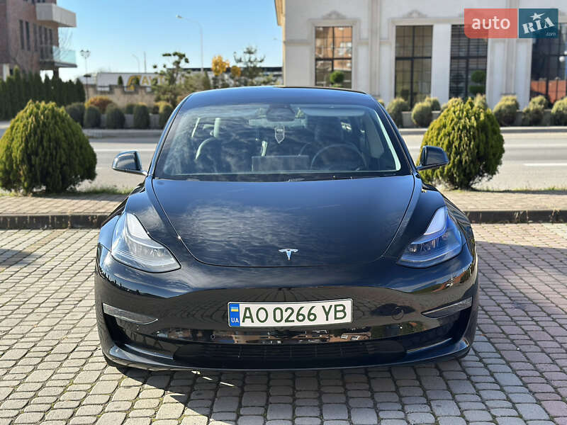 Седан Tesla Model 3 2022 в Мукачево