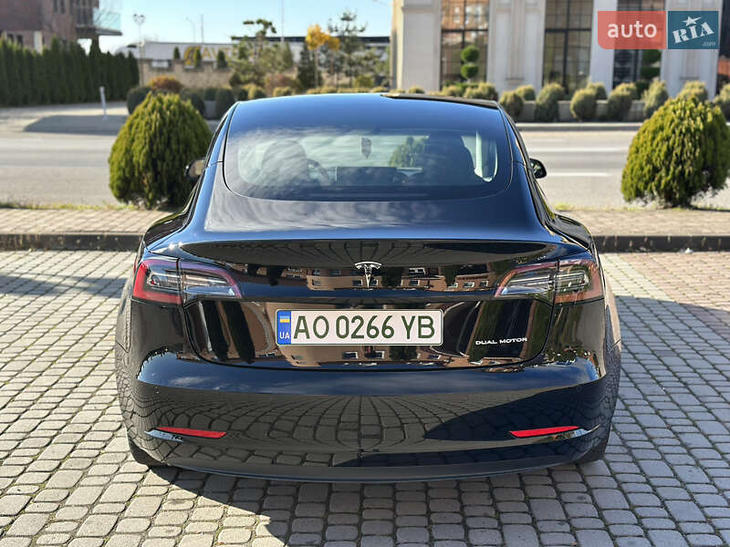 Седан Tesla Model 3 2022 в Мукачево