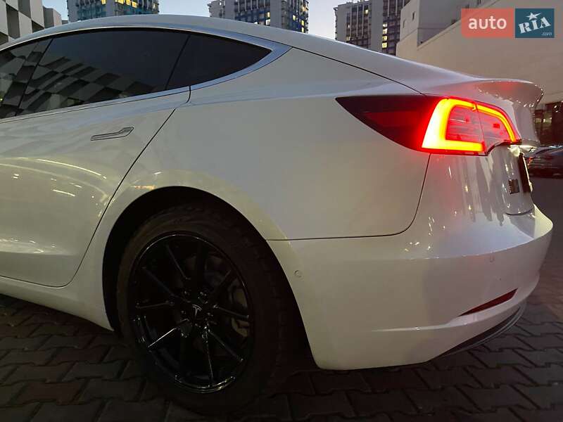 Седан Tesla Model 3 2019 в Одесі