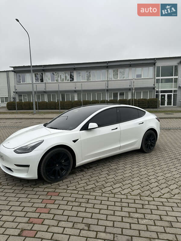 Седан Tesla Model 3 2022 в Великих Мостах