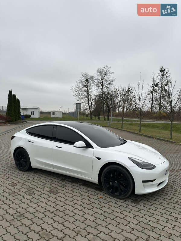 Седан Tesla Model 3 2022 в Великих Мостах