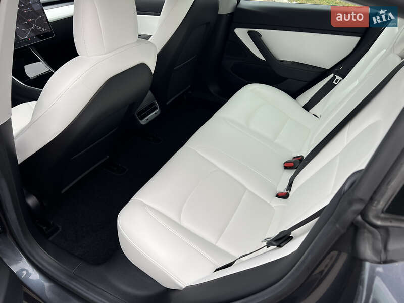 Седан Tesla Model 3 2019 в Прилуках