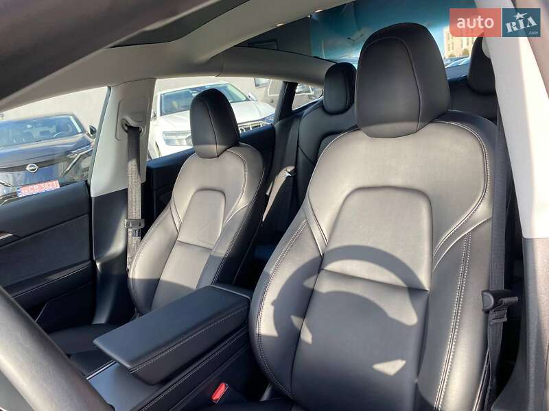 Седан Tesla Model 3 2022 в Львове