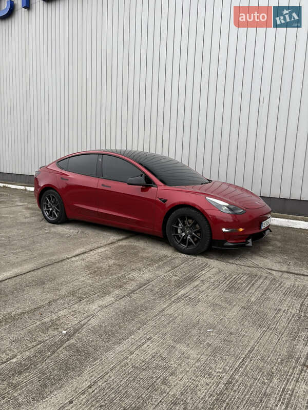 Седан Tesla Model 3 2021 в Черновцах
