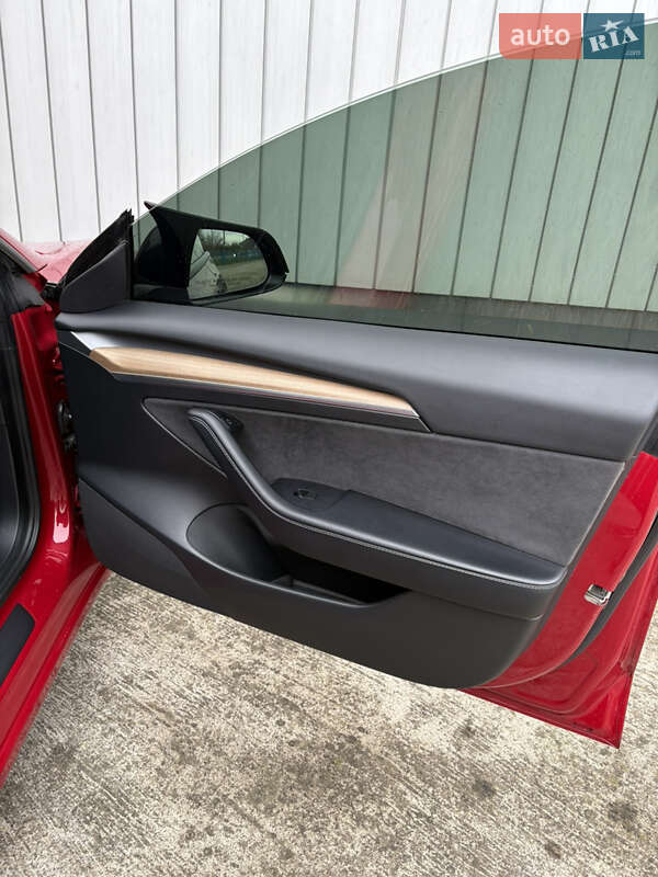 Седан Tesla Model 3 2021 в Черновцах