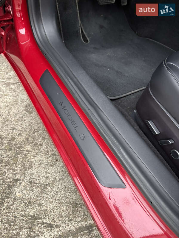 Седан Tesla Model 3 2021 в Черновцах
