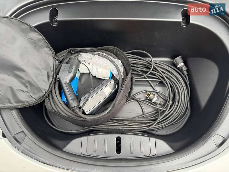 Седан Tesla Model 3 2019 в Львові