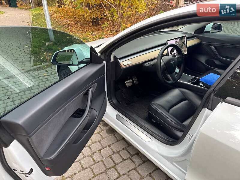 Седан Tesla Model 3 2019 в Львові