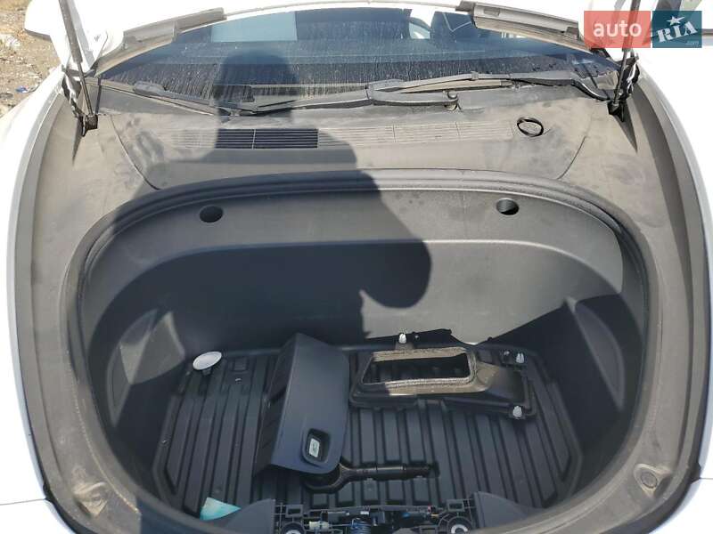 Седан Tesla Model 3 2023 в Львові