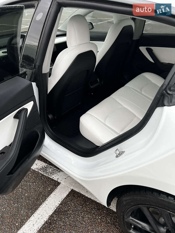 Седан Tesla Model 3 2019 в Житомирі