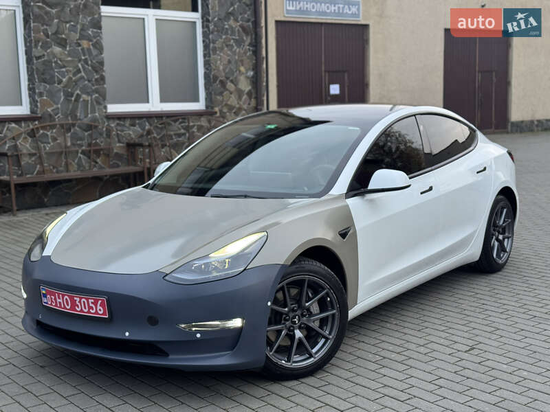 Седан Tesla Model 3 2022 в Володимирі