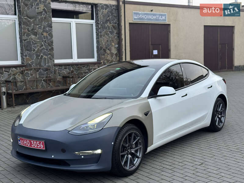 Седан Tesla Model 3 2022 в Володимирі