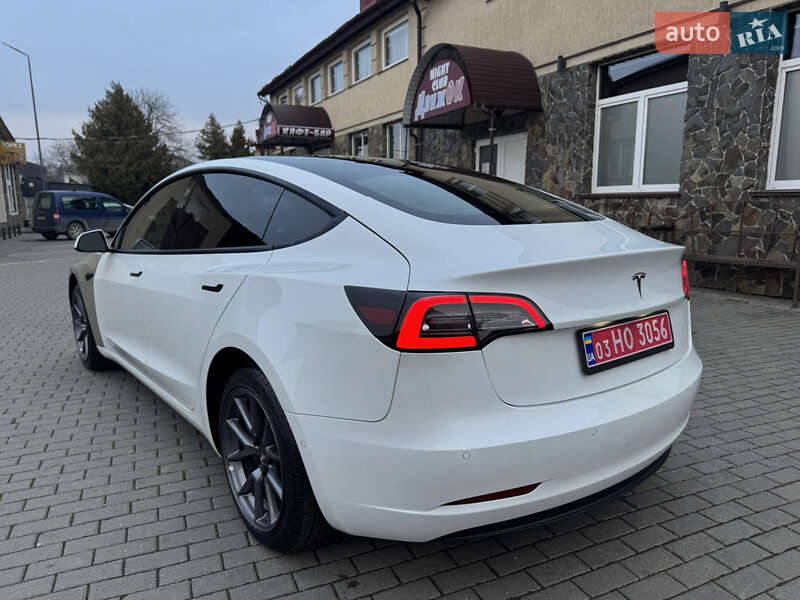Седан Tesla Model 3 2022 в Володимирі