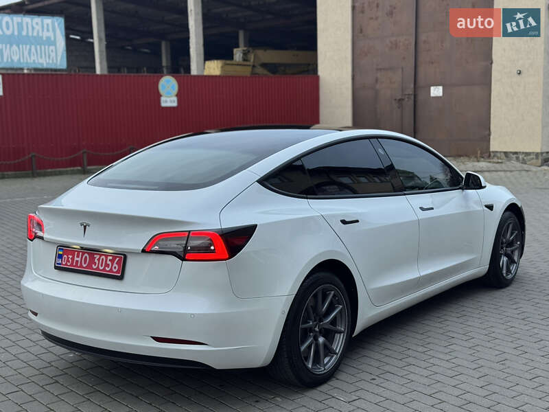 Седан Tesla Model 3 2022 в Володимирі