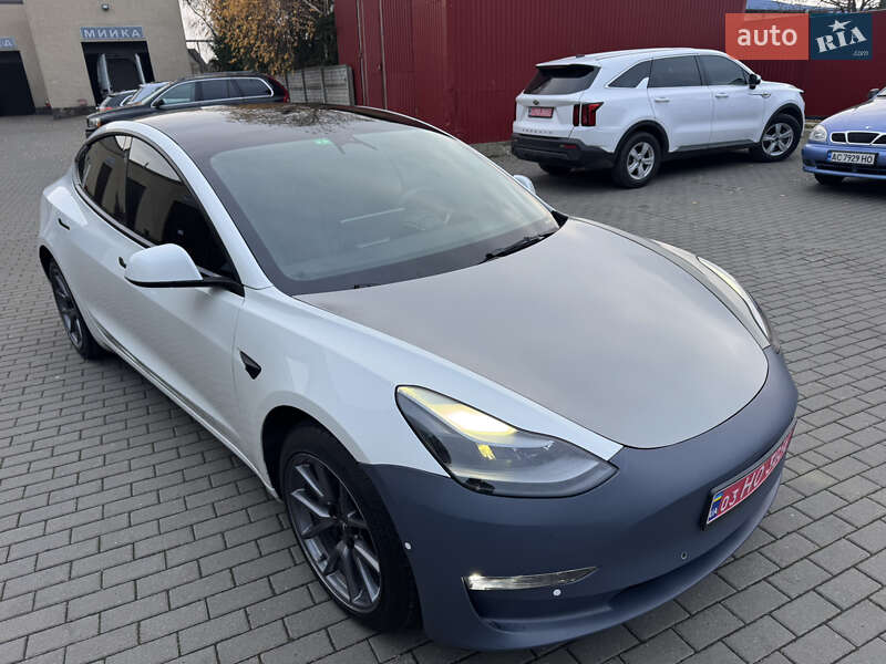 Седан Tesla Model 3 2022 в Володимирі
