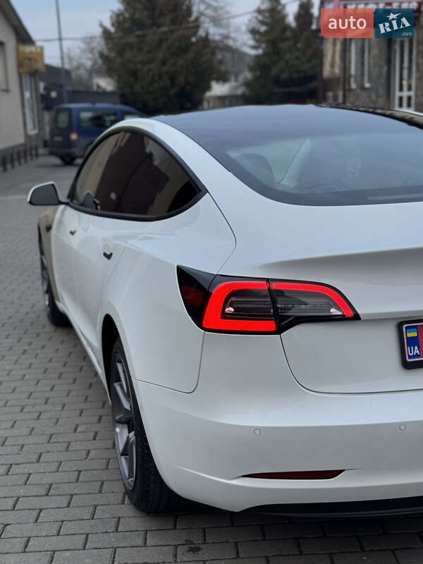 Седан Tesla Model 3 2022 в Володимирі