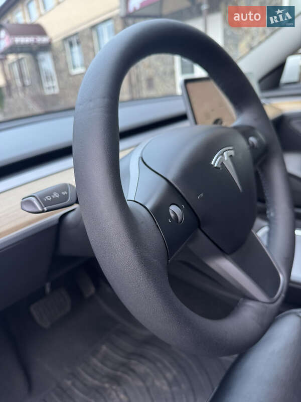 Седан Tesla Model 3 2022 в Володимирі