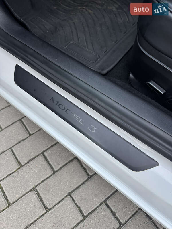 Седан Tesla Model 3 2022 в Володимирі