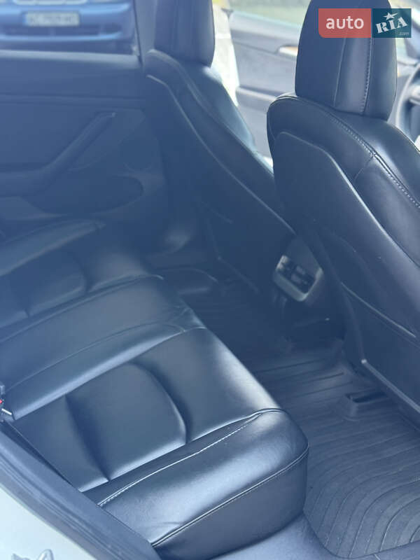 Седан Tesla Model 3 2022 в Володимирі