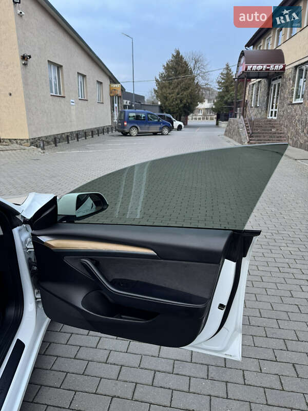 Седан Tesla Model 3 2022 в Володимирі