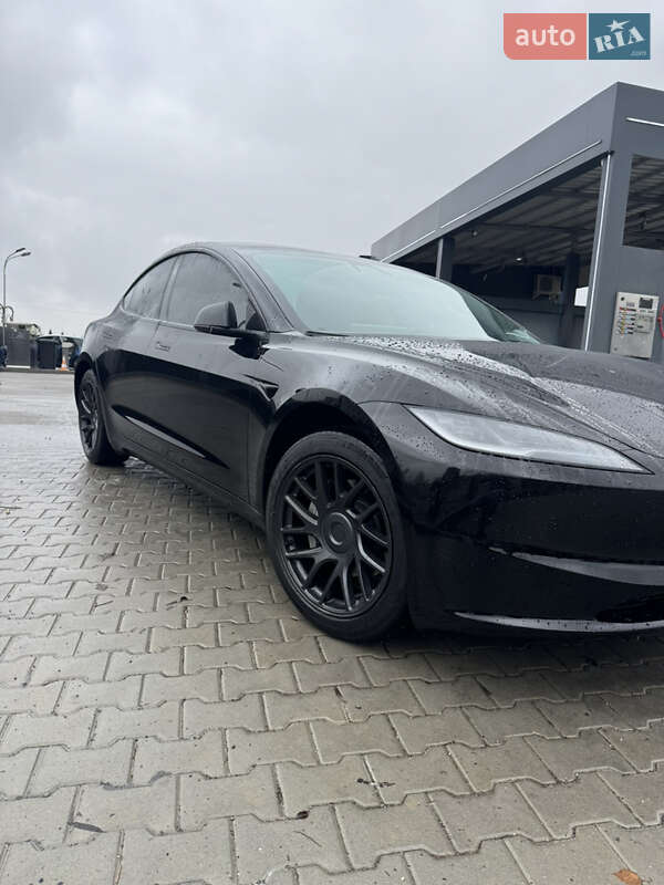 Седан Tesla Model 3 2024 в Буске