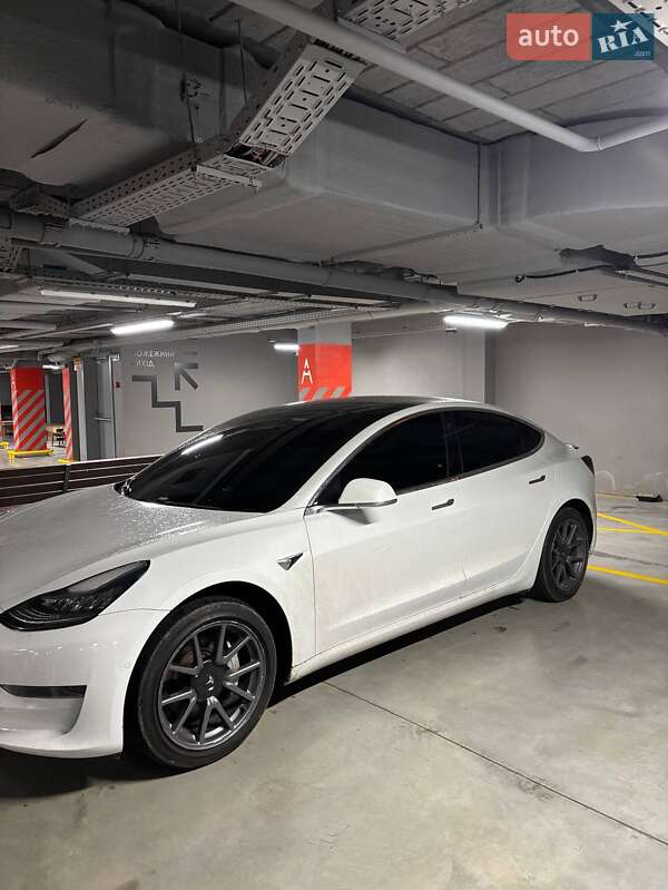 Седан Tesla Model 3 2020 в Львове