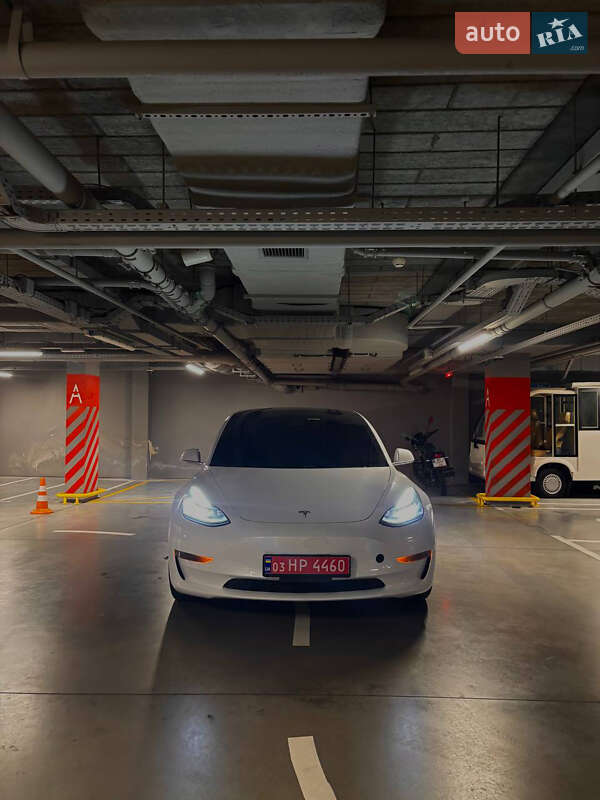Седан Tesla Model 3 2020 в Львове