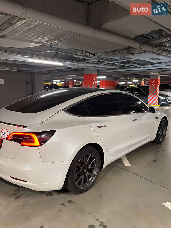 Седан Tesla Model 3 2020 в Львове