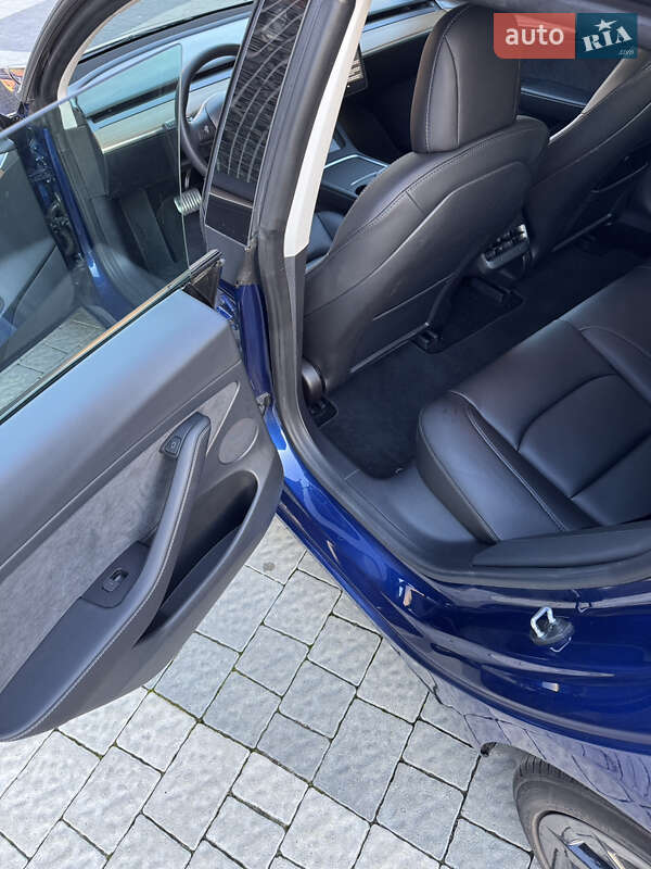 Седан Tesla Model 3 2021 в Львові