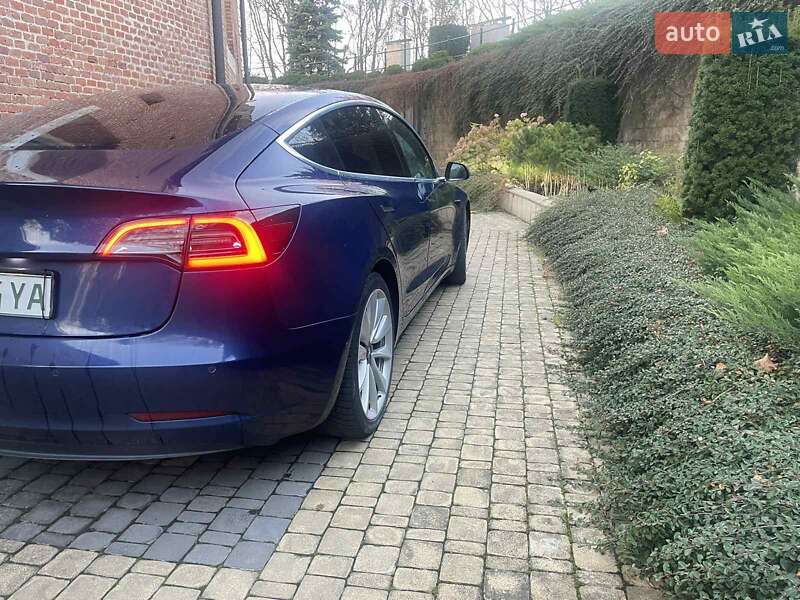Седан Tesla Model 3 2019 в Львові