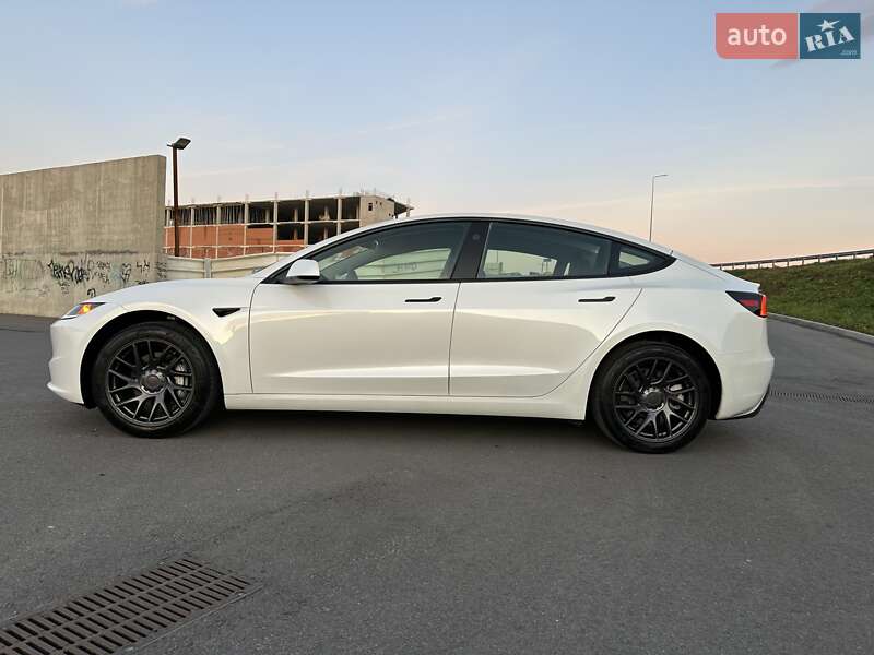 Седан Tesla Model 3 2024 в Львові